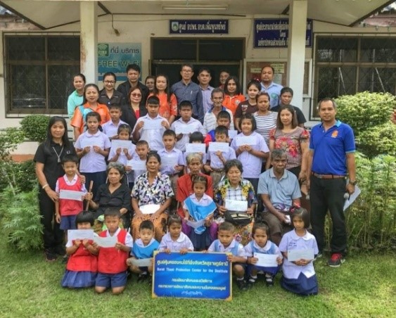 สำนักงานพัฒนาสังคมและความมั่นคงของมนุษย์จังหวัดสุราษฎร์ธานีมอบทุนสงเคราะห์เด็กในครอบครัวยากจน